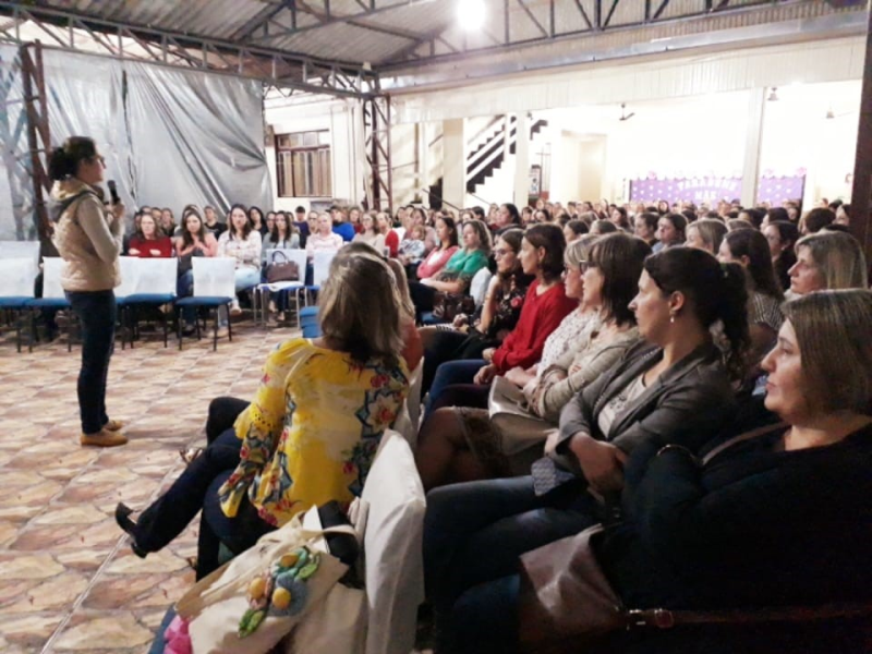 ESCOLA MICHELS HOMENAGEIA AS MÃES